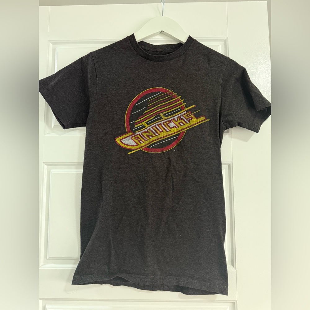 🩷3 for $20🩷Vancouver Canucks Men’s T-Shirt In Colour Dark Grey. Size Small.